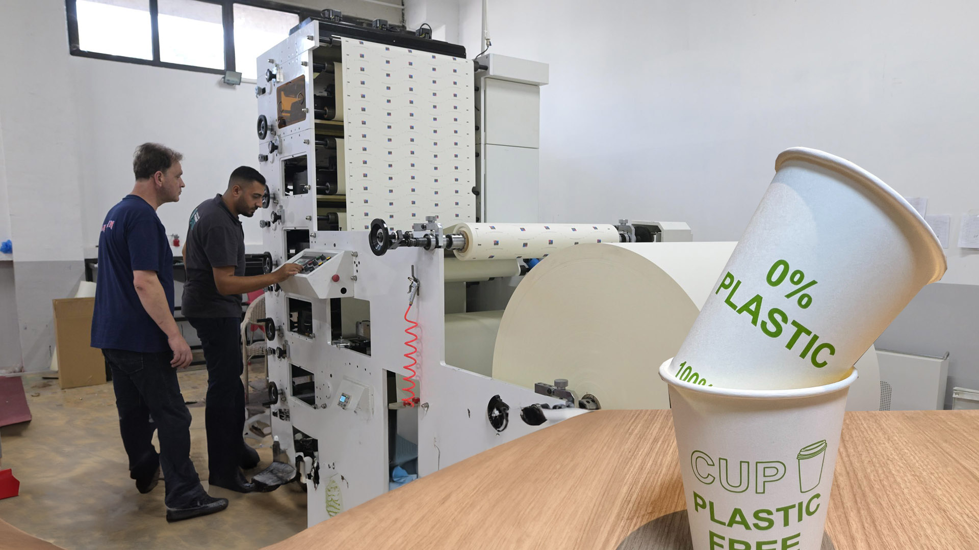 Como são feitos os copos de papel biodegradáveis?