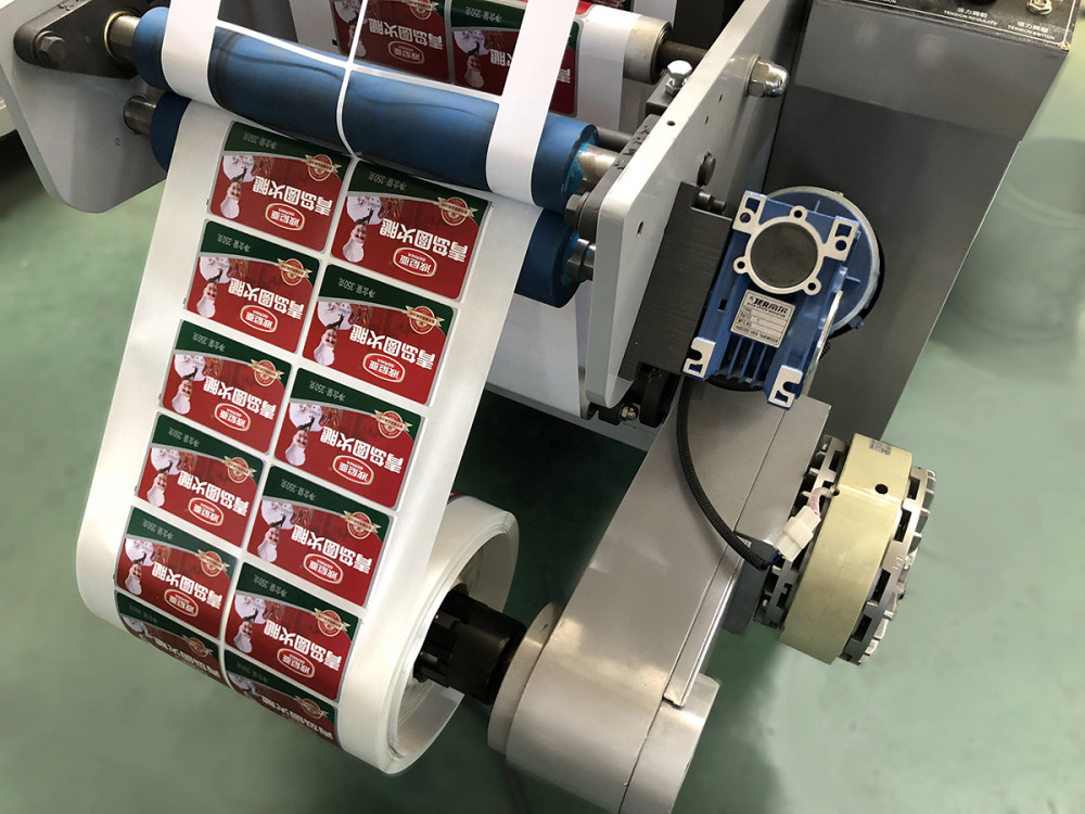 LabelFinish B320 - Máquinas de Corte com Facas Planas (Batida), Laminação, Perfuração (Tags) e Hot Stamping